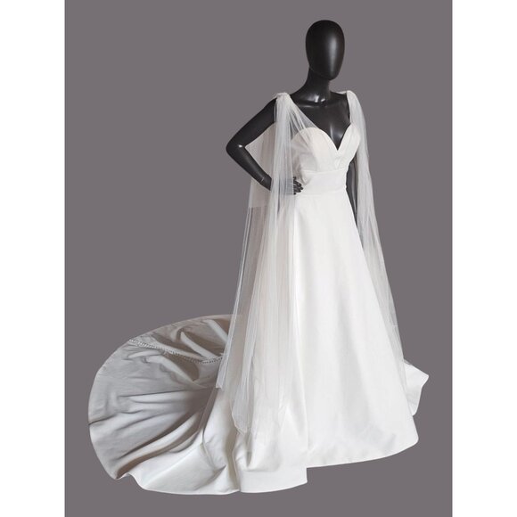 NWOT Ivory Plunge V-Neck Tulle Arm Detail Wedding Gown - Amy & Eve - Picture 2 of 12